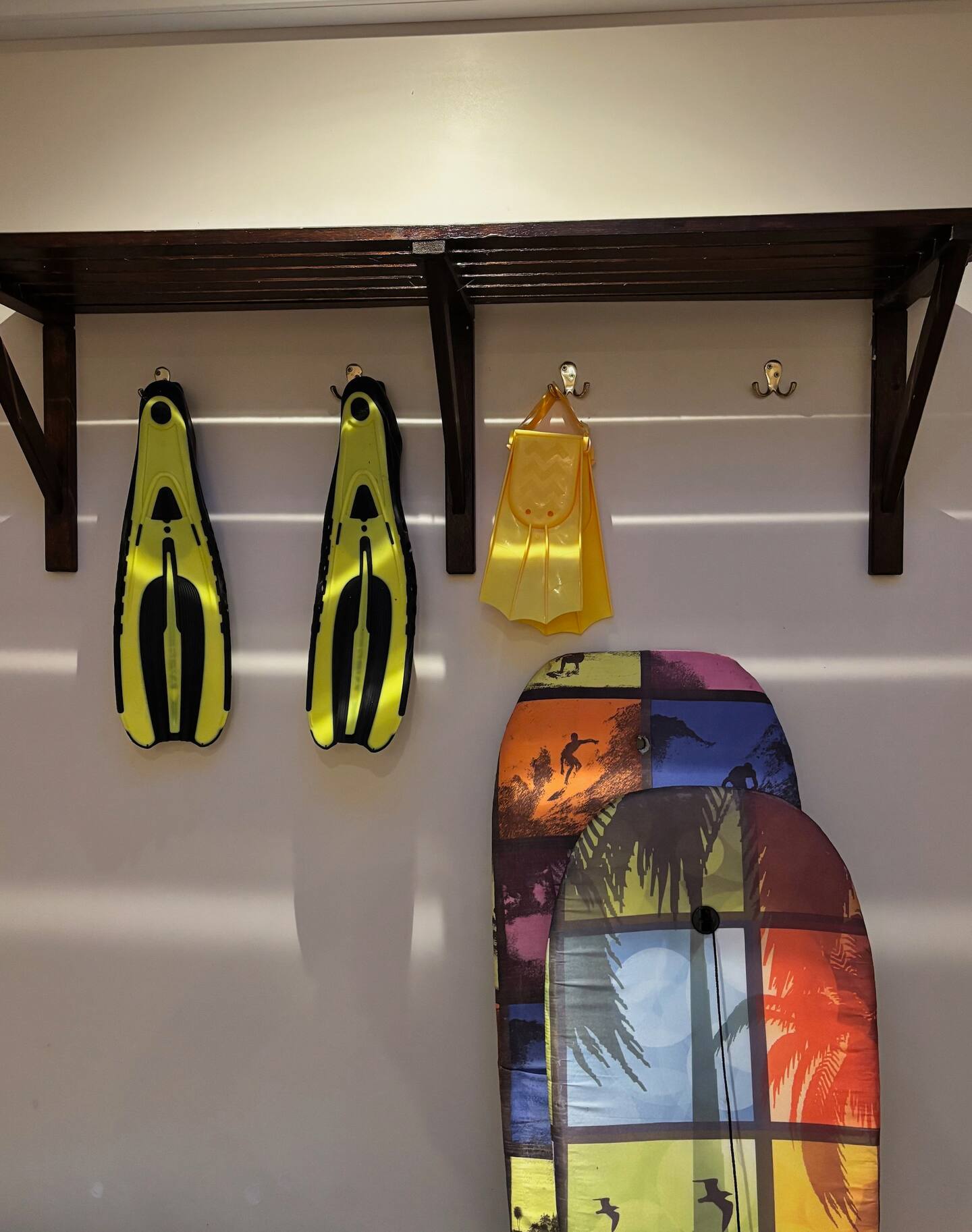 Pool room shelves